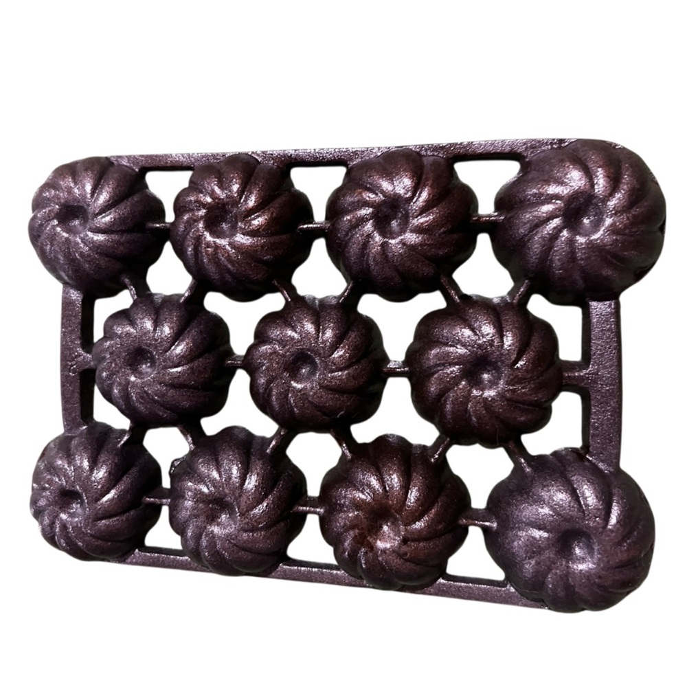 Vintage Cast Iron Gem Pan Swirl Muffin Cornbread Mold Marked 30